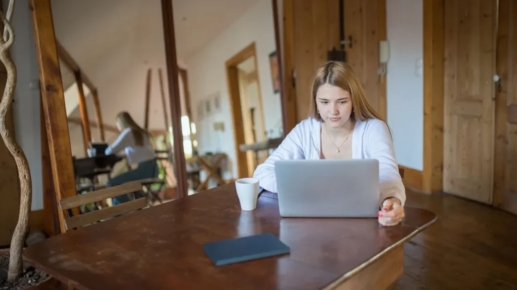 Person prüft am Laptop die Lizenz eines Online-Glücksspielanbieters