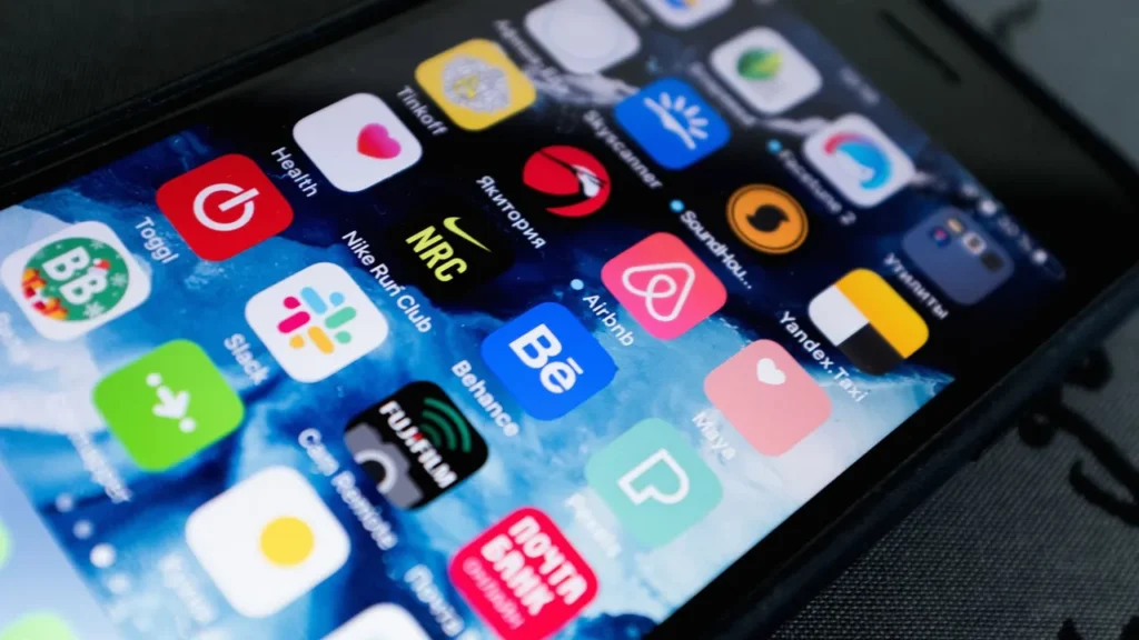 Smartphone-Bildschirm als Symbolbild für Online-Automatenspiele