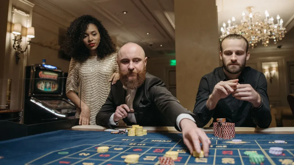Eleganter Eingangsbereich einer Spielbank am Abend