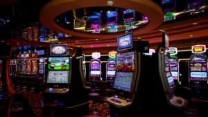 Innenraum einer Spielhalle mit mehreren Spielautomaten