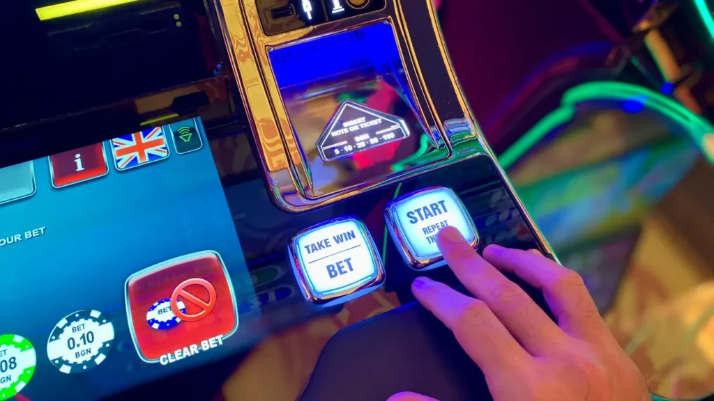 Bildschirm eines Spielautomaten mit bunten Symbolen als Symbolbild für Volatilität